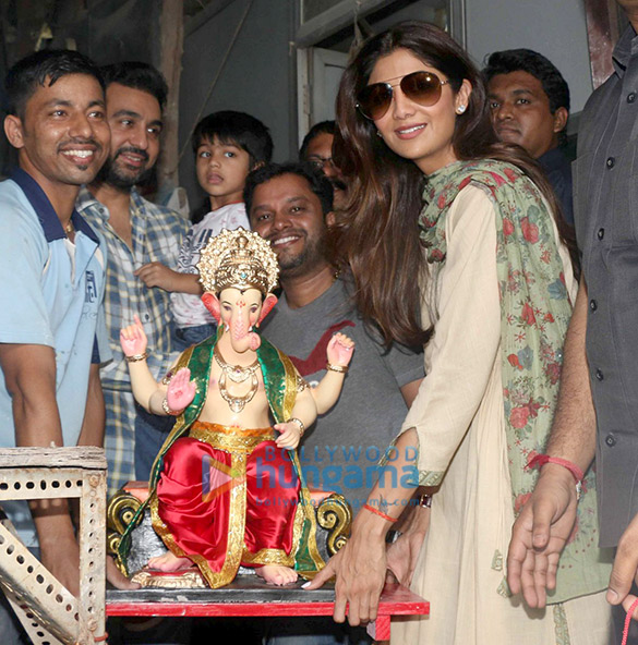 shilpa shetty raj kundra snapped as they take ganesha home 3