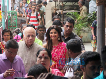 Shilpa Shetty visits Chinchpoklicha Chintamani