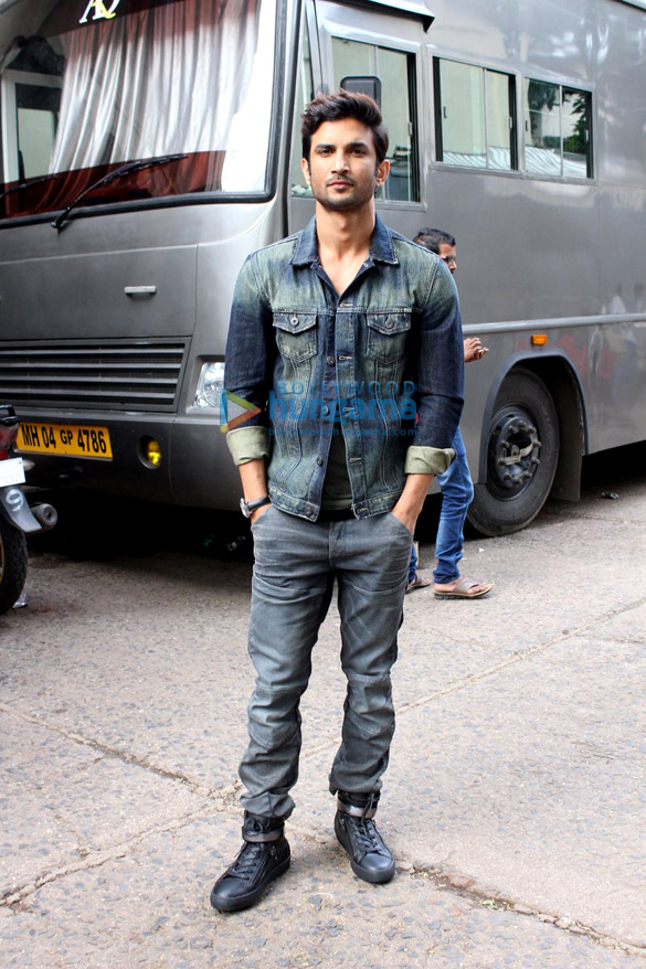 sushant singh rajput at m s dhoni the untold storys promotions on voice of india kids 2