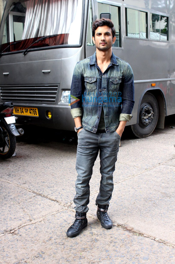 sushant singh rajput at m s dhoni the untold storys promotions on voice of india kids 5