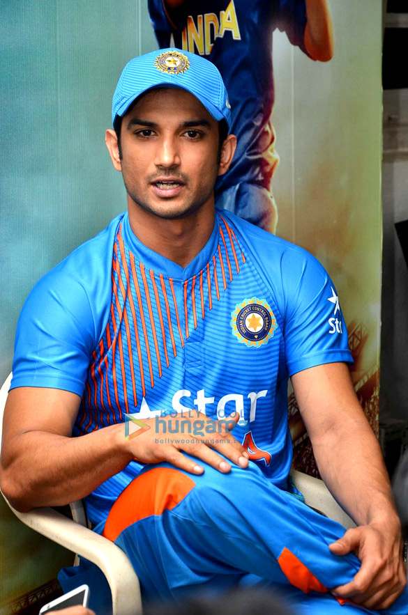 sushant singh rajput meets police personnel during m s dhoni the untold story promotions 4