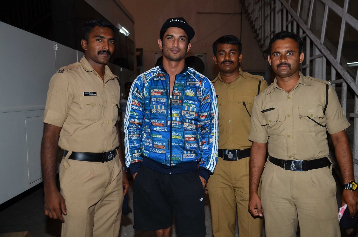 Sushant Singh Rajput meets police personnel during ‘M.S. Dhoni – The Untold Story’ promotions