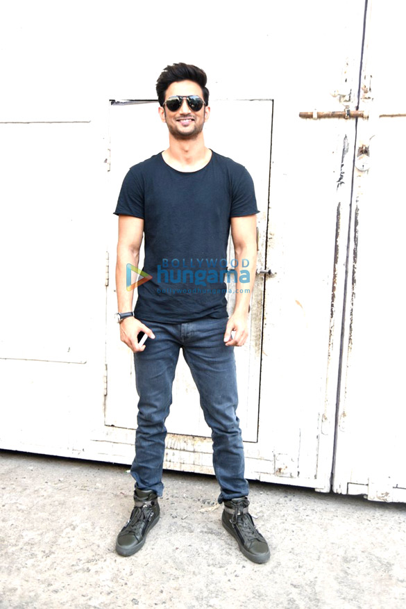 sushant snapped at m s dhoni the untold story promotions 1
