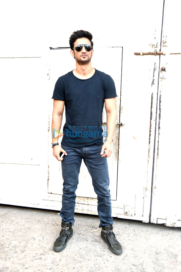 sushant snapped at m s dhoni the untold story promotions 2
