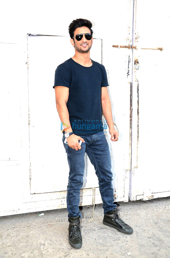 sushant snapped at m s dhoni the untold story promotions 5