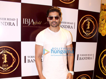 Tiger Shroff, Nimrat Kaur, Sushmita Sen & Preity Zinta at the launch of IBJA Gold store