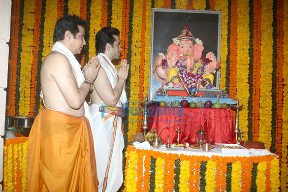 tusshar kapoor jeetendra snapped at ganesha celebrations 2