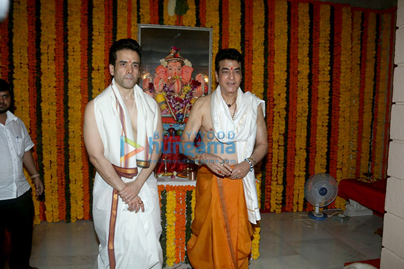 tusshar kapoor jeetendra snapped at ganesha celebrations 4