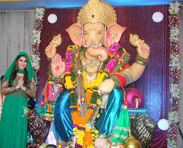 urvashi visits andheri cha raja ganpati 1