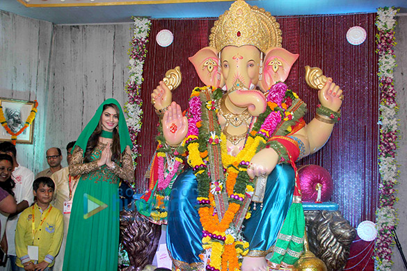 urvashi visits andheri cha raja ganpati 3