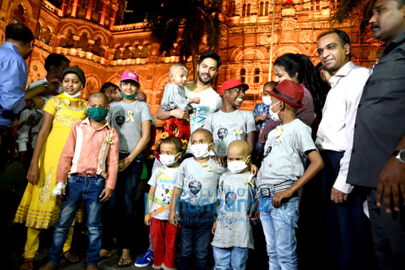 varun dhawan and amruta fadnavis spread awareness about cancer 2