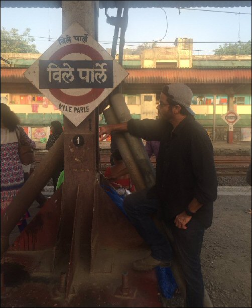 check out anil kapoor travels by local train to avoid ganesh visarjan traffic in mumbai 3