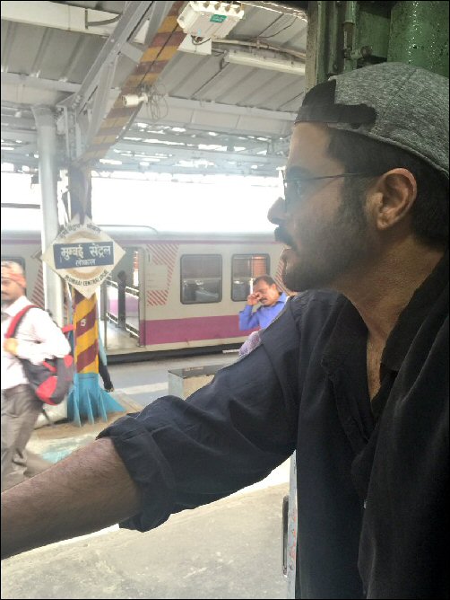 check out anil kapoor travels by local train to avoid ganesh visarjan traffic in mumbai 4