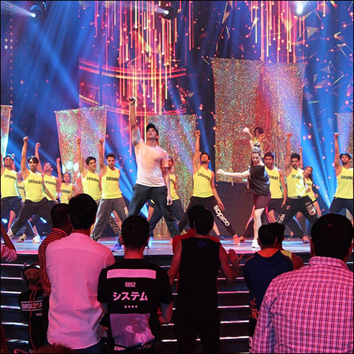 check out hrithik roshan tiger shroff sonakshi sinha sooraj pancholi rehearse for iifa 2016 3 check out hrithik roshan tiger shroff sonakshi sinha sooraj pancholi rehearse for iifa 2016 3