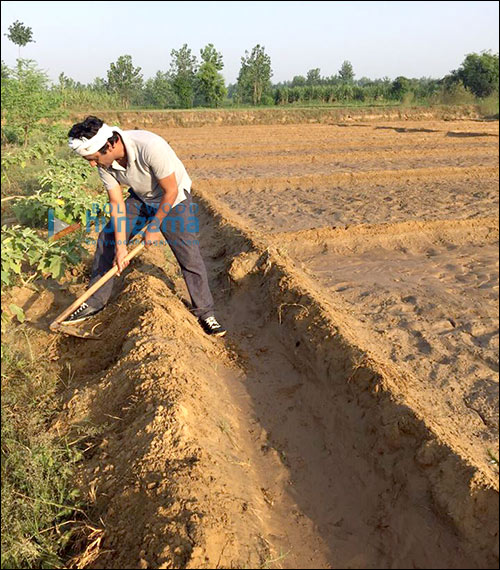 check out nawazuddin siddiqui educates farmers on irrigation 3