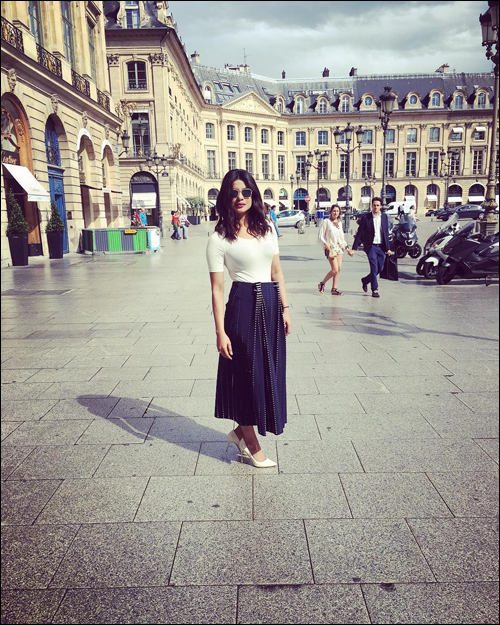 check out priyanka chopra interacts with fans in paris 3
