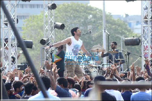 check out farhan akhtar and arjun rampal shoot for a song in rock on 2 3
