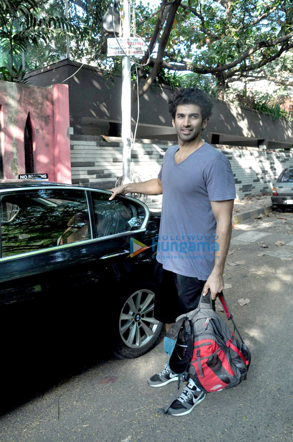 aditya snapped with his mom in bandra 3