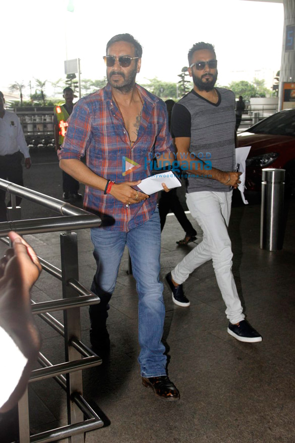 ajay devgn and shahid kapoor mira rajput and their baby snapped at the airport 1