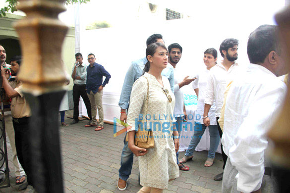 akshay kumar abhishek bachchan and others attend the funeral of shilpa shettys father 11