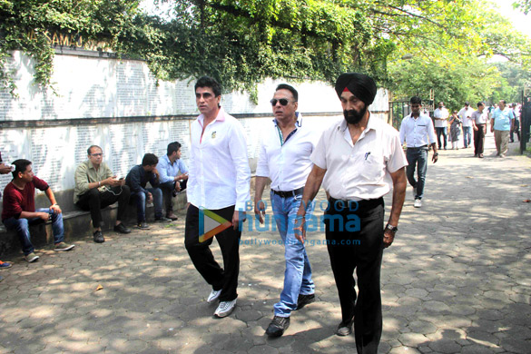 akshay kumar abhishek bachchan and others attend the funeral of shilpa shettys father 12