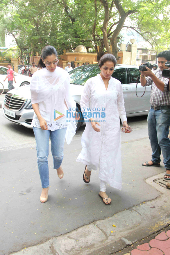 akshay kumar abhishek bachchan and others attend the funeral of shilpa shettys father 20