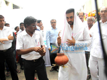 Akshay Kumar, Abhishek Bachchan and others attend the funeral of Shilpa Shetty's father