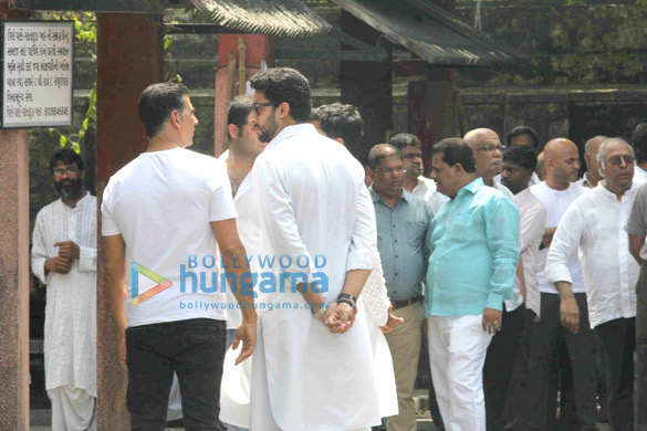 akshay kumar abhishek bachchan and others attend the funeral of shilpa shettys father 7