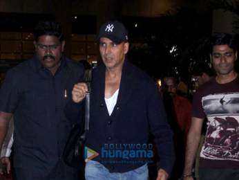 Akshay Kumar, Kriti Sanon, Yami Gautam & Elli Avram snapped at the airport