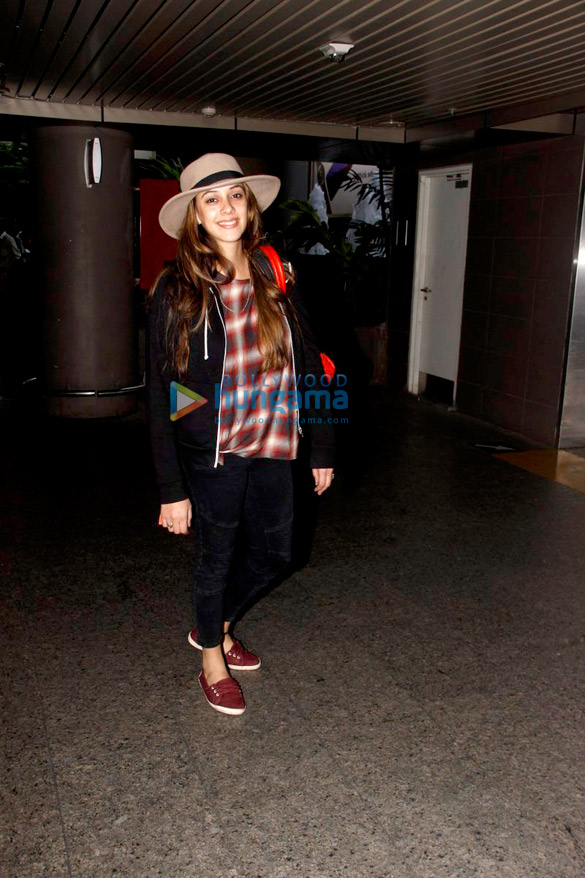 alia ajay sunny snapped at the airport 4