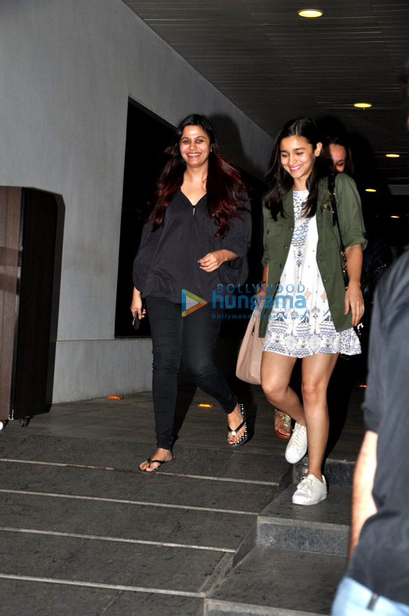 alia bhatt snapped post family dinner at hakkasan 2