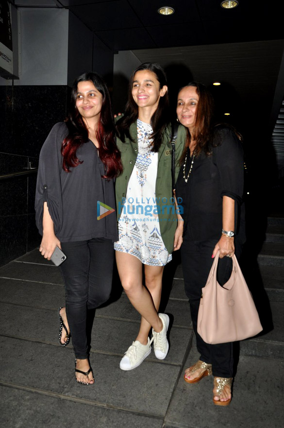 alia bhatt snapped post family dinner at hakkasan 4