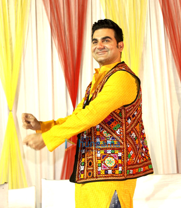 arbaaz khan promotes tera intezaar at special navratri celebrations in gandhidham 3