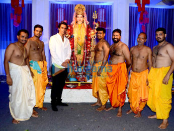 Arjun Rampal visits Durga Pandal at Dagdi Chawl