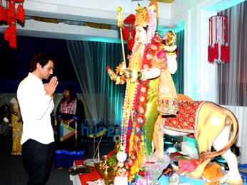 Arjun Rampal visits Durga Pandal at Dagdi Chawl