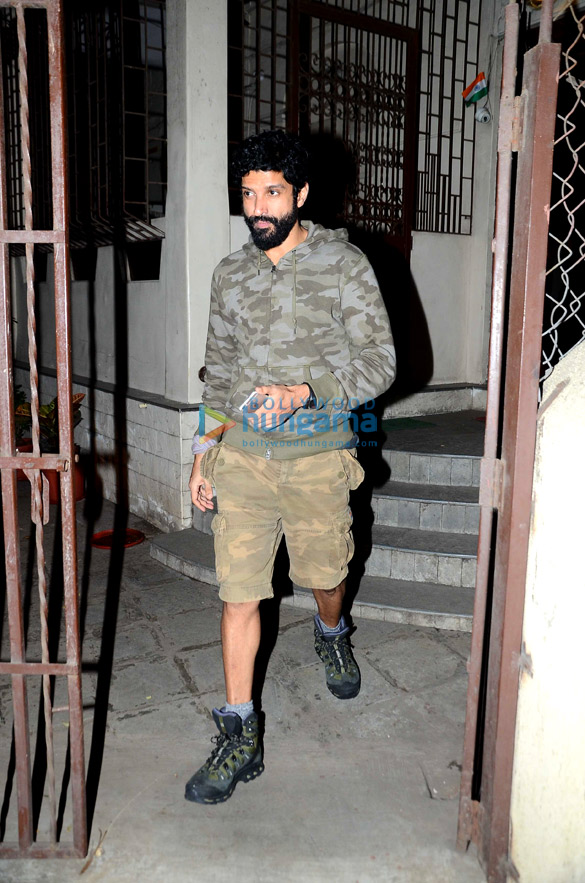 farhan snapped in bandra after dubbing for rock on 2 3