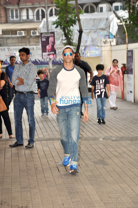 hrithik snapped with kids post inferno screening 1