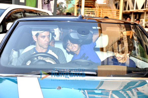 hrithik snapped with kids post inferno screening 6