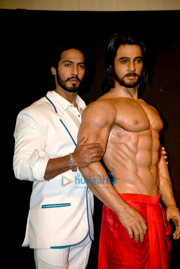 jackie shroff unveils thakur anoop singhs wax statue 2