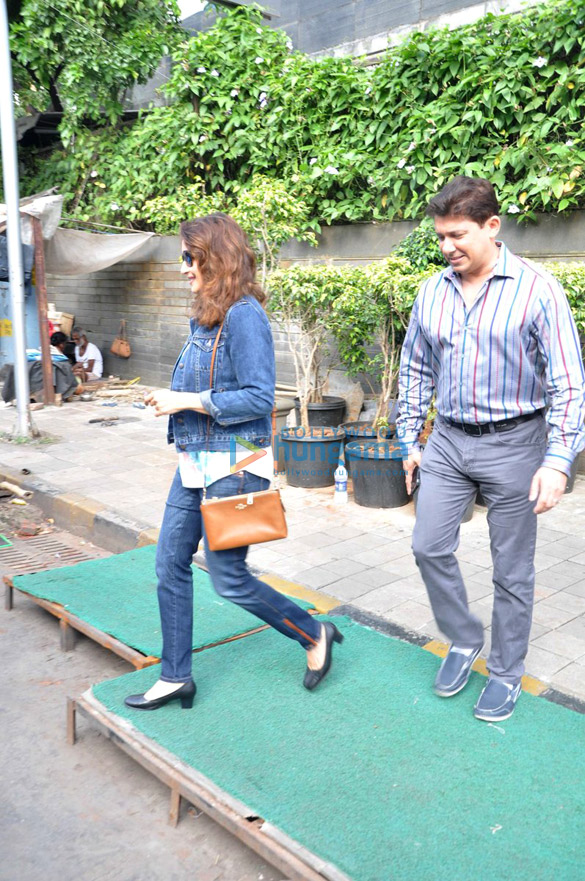 madhuri and family snapped 3