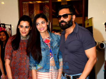 Celebs grace the 50th charity exhibition Of Mana Shetty's 'Save The Children India'