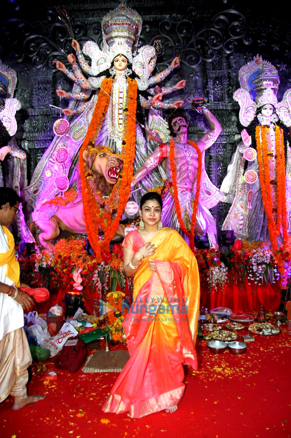 ranbir ayan kajol snapped at the north sarbojini durga pandal 7