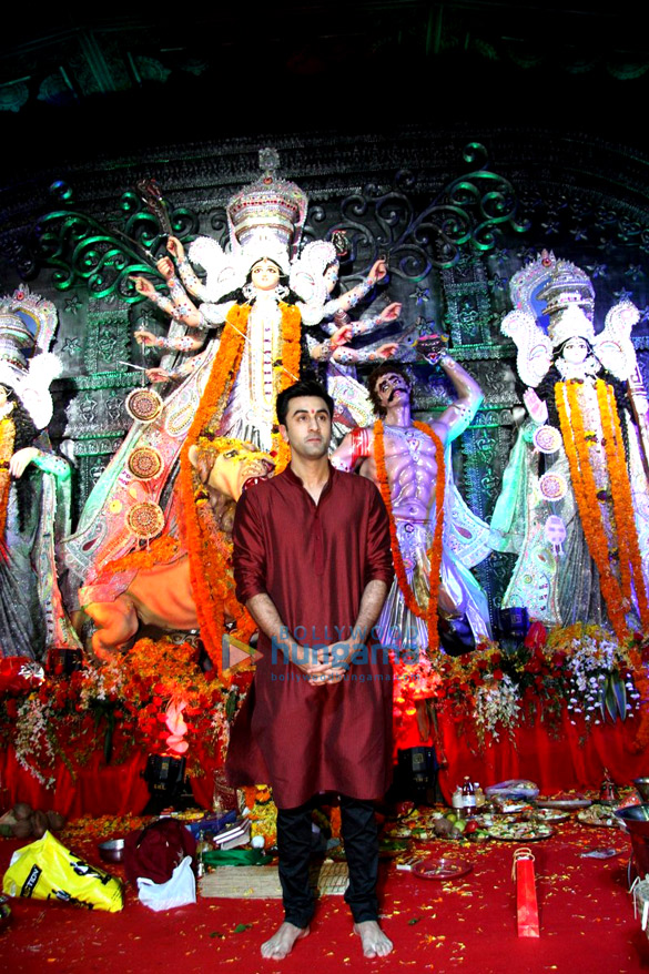 ranbir ayan kajol snapped at the north sarbojini durga pandal 9