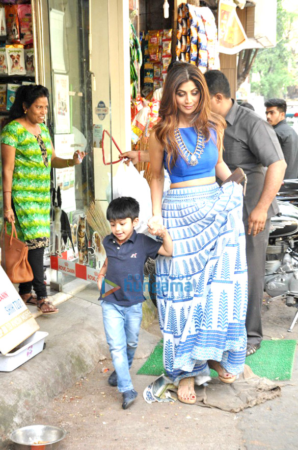 shilpa snapped with her son shopping at a pet shop 2
