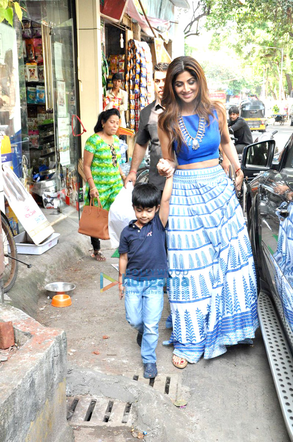 shilpa snapped with her son shopping at a pet shop 3
