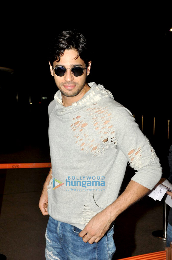 Sidharth Malhotra departs for Delhi to attend the New Zealand tourism event Sidharth Malhotra departs for Delhi to attend the New Zealand tourism event