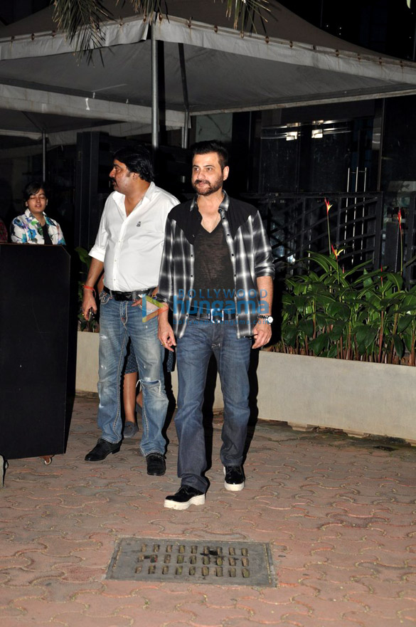suniel sanjay snapped post dinner in bandra 4