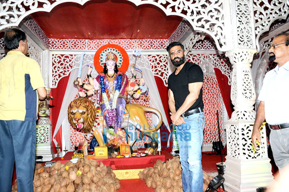 suniel visits navratri pandal to seek blessings 1