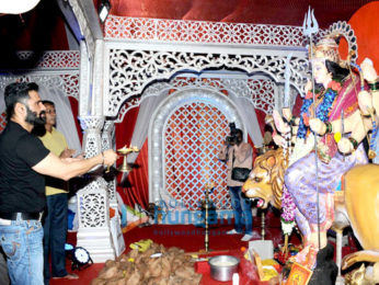 Suniel Shetty visits Navratri Pandal to seek blessings