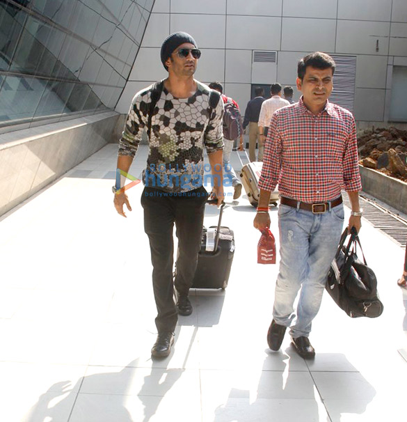 Sushant Singh Rajput & Sunny Deol snapped at the airport Sushant Singh Rajput & Sunny Deol snapped at the airport
